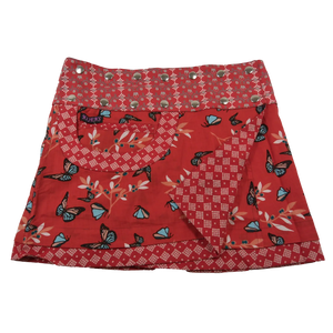 Sommerrock Baumwolle, Rot, mit Schmetterlingsmotiven und Tasche. Tragbar von zwei Seiten. Umfang ist einstellbar mit einer doppelten Druckknopfleiste.