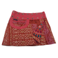 Sommerrock, Baumwolle, Backsteinrot mit floralem Muster und Tasche. Tragbar von beiden Seiten. Umfang ist einstellbar mit einer doppelten Druckknopfleiste am Rockbund „Rot mit weißen Kreuzen“.