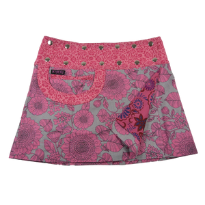 Sommerrock, Baumwolle, Pink mit Blumen und Tasche. Tragbar von beiden Seiten. Umfang ist einstellbar mit einer doppelten Druckknopfleiste am Rockbund „Rosa mit floralem Muster“.
