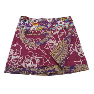 Sommerrock Baumwolle, Magenta mit Blumen und Tasche. Tragbar von zwei Seiten. Umfang ist einstellbar mit einer doppelten Druckknopfleiste.