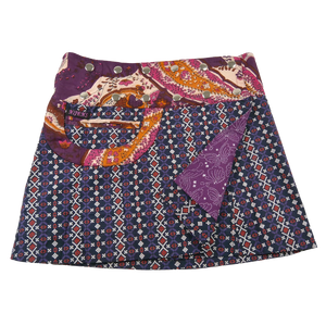 Sommerrock, Baumwolle, Nachtblau mit Pxelmuster und Tasche. Tragbar von beiden Seiten. Umfang ist einstellbar mit einer doppelten Druckknopfleiste am Rockbund „Violett mit Blumen Paisley“.