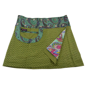 Sommerrock Baumwolle, Grün, Zickzackmuster mit Tasche. Tragbar von beiden Seiten. Umfang ist einstellbar mit einer doppelten Druckknopfleiste am Rockbund „dunkelgrün mit Paisley“.