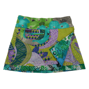 Sommerrock Baumwolle Grün/violett mit gepunkteten Mustern und Tasche. Tragbar von zwei Seiten. Umfang ist einstellbar mit einer doppelten Druckknopfleiste.