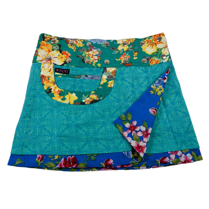 Sommerrock Baumwolle Blau/Türkis mit Mustern und Tasche. Tragbar von zwei Seiten. Umfang ist einstellbar mit einer doppelten Druckknopfleiste.