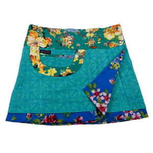 Sommerrock Baumwolle Blau/Türkis mit Mustern und Tasche. Tragbar von zwei Seiten. Umfang ist einstellbar mit einer doppelten Druckknopfleiste.