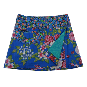 Sommerrock Baumwolle, Blaue mit Blumen und Tasche. Tragbar von beiden Seiten. Umfang ist einstellbar mit einer doppelten Druckknopfleiste am Rockbund „schwarz mint Schwarz/blaue mit Blumen “.