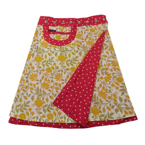 Beidseitig tragbarer Wickelrock mit Eingriffstasche und Einsteckfach aus Baumwolle in Rot und Weiß mit Dots- und Blumenmuster. Rockbund ist mit einer Druckknopfleiste einstellbar.
