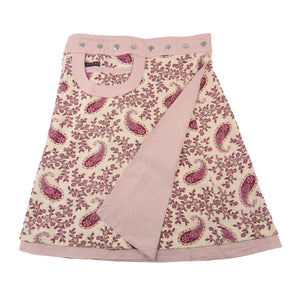 Beidseitig tragbarer Wickelrock mit Eingriffstasche und Einsteckfach aus Baumwolle in Rosa und Beige mit Dots- und Paisleymuster. Rockbund ist mit einer Druckknopfleiste einstellbar.