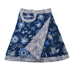 Beidseitig tragbarer Wickelrock mit Eingriffstasche und Einsteckfach aus Baumwolle in Dunkelblau und Weiß mit Paisley- und Blumenmuster. Rockbund ist mit einer Druckknopfleiste einstellbar.