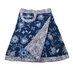Beidseitig tragbarer Wickelrock mit Eingriffstasche und Einsteckfach aus Baumwolle in Dunkelblau und Weiß mit Paisley- und Blumenmuster. Rockbund ist mit einer Druckknopfleiste einstellbar.