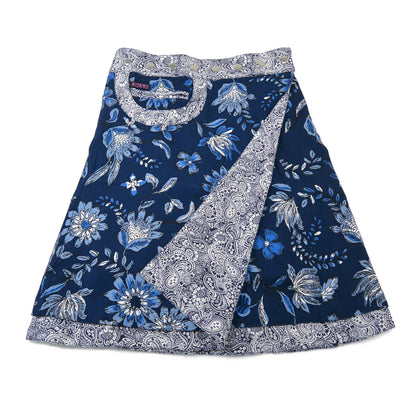 Beidseitig tragbarer Wickelrock mit Eingriffstasche und Einsteckfach aus Baumwolle in Dunkelblau und Weiß mit Paisley- und Blumenmuster. Rockbund ist mit einer Druckknopfleiste einstellbar.