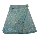 Beidseitig tragbarer Wickelrock mit Eingriffstasche und Einsteckfach aus Baumwolle in Türkis mit Retro Muster- und Paisley. Rockbund ist mit einer Druckknopfleiste einstellbar.