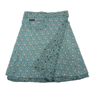 Beidseitig tragbarer Wickelrock mit Eingriffstasche und Einsteckfach aus Baumwolle in Türkis mit Retro Muster- und Paisley. Rockbund ist mit einer Druckknopfleiste einstellbar.