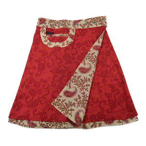 Beidseitig tragbarer Wickelrock mit Eingriffstasche und Einsteckfach aus Baumwolle in Rot und Beige mit  Muster - und Paisley. Rockbund ist mit einer Druckknopfleiste einstellbar.