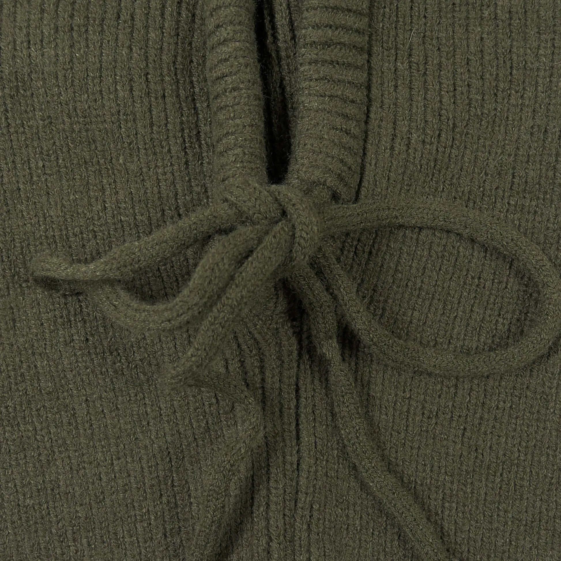 Detailaufnahme Kordelzug Balaclava Olivgrün – feiner Strick