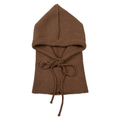 Die Balaclava in Braun Viskose-Strick umhüllt Dich mit wohltuender Wärme und Leichtigkeit – perfekt für kalte Tage