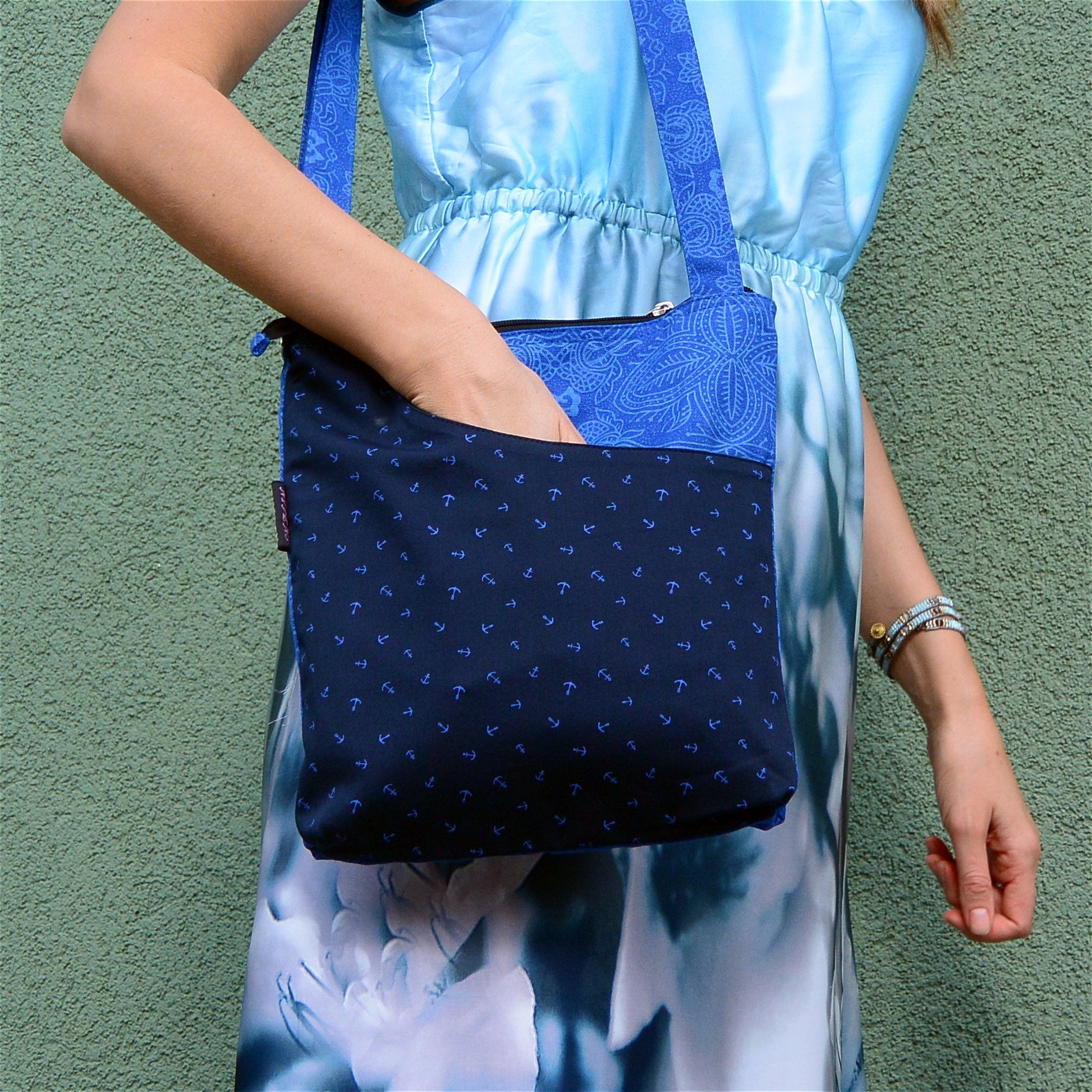 Umhängetasche aus Stoff-Baumwolle in Blau mit Ankern