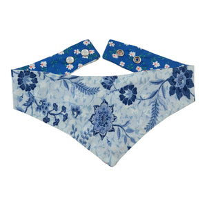 Hundehalstuch mit Chunk Glas-Druckknöpfen, Stoff Halstuch mit Floralen Motiven in Blau.