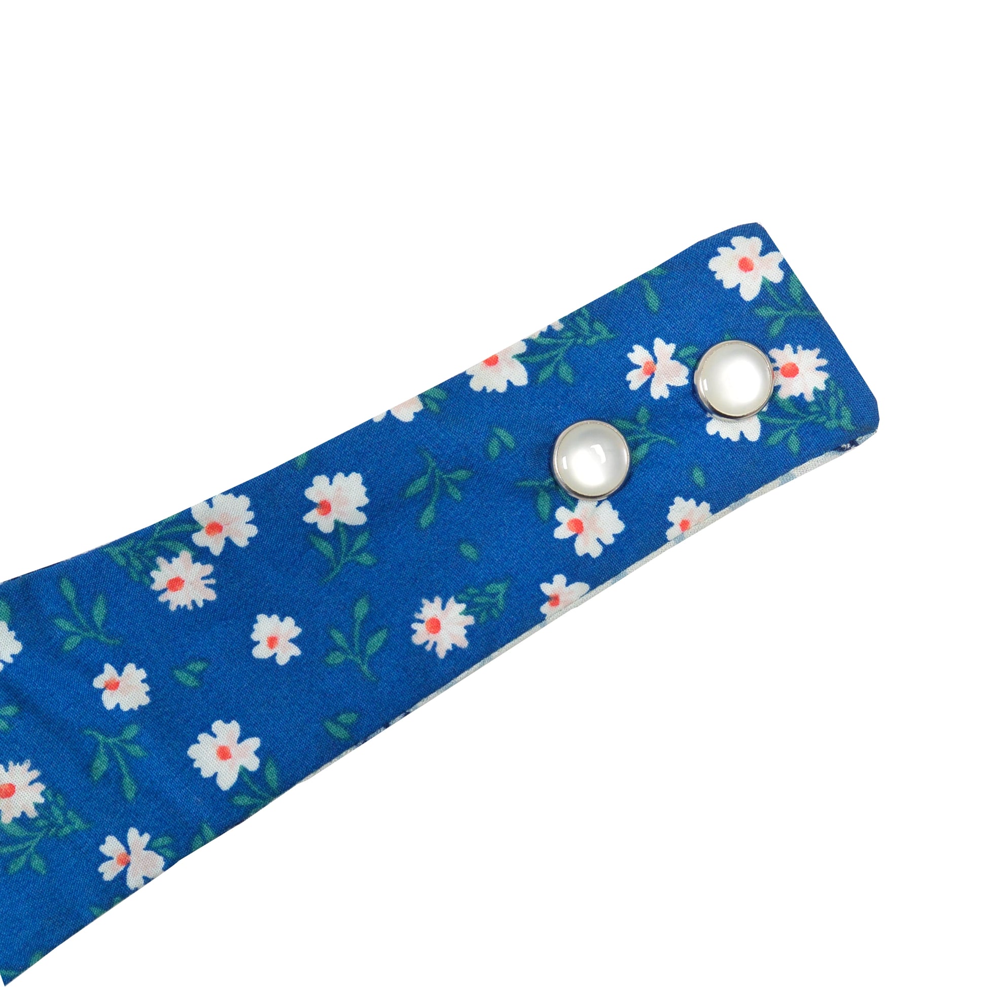 Dreieckige Hundehalstuch mit Chunk Glas-Druckknöpfen Weiß, Stoff Halstuch mit Floralen Motiven Blau-Weiß.