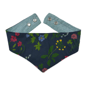 Dreieckige Hundehalstuch mit Chunk Glas-Druckknöpfen, Stoff Halstuch mit Floralen Motiven Schwarz-Grün-Blau.