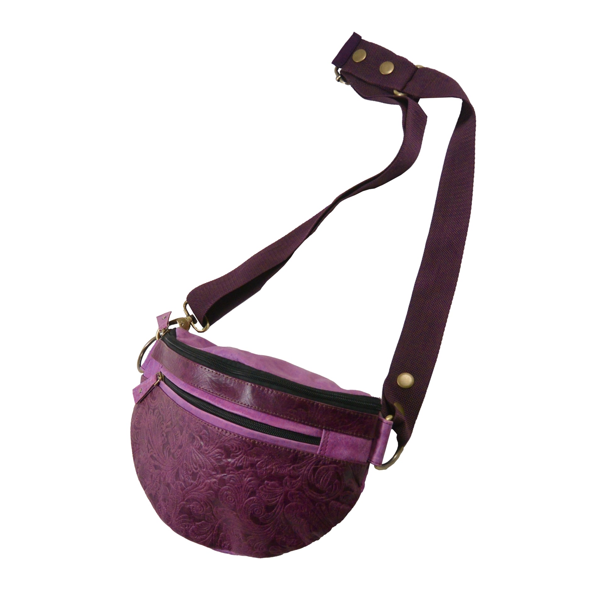 Seitenansicht: Crossbody-Bag sowie Bauchtasche aus Leder in Lila mit floraler Prägung. Das Hauptfach hat ein integriertes Fach mit Reißverschluss und ein Reißverschlussfach vorne.