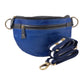 Crossbody-Bag sowie Bauchtasche aus Leder in Blau mit floraler Prägung. Das Hauptfach hat ein integriertes Fach mit Reißverschluss und ein Reißverschlussfach vorne.