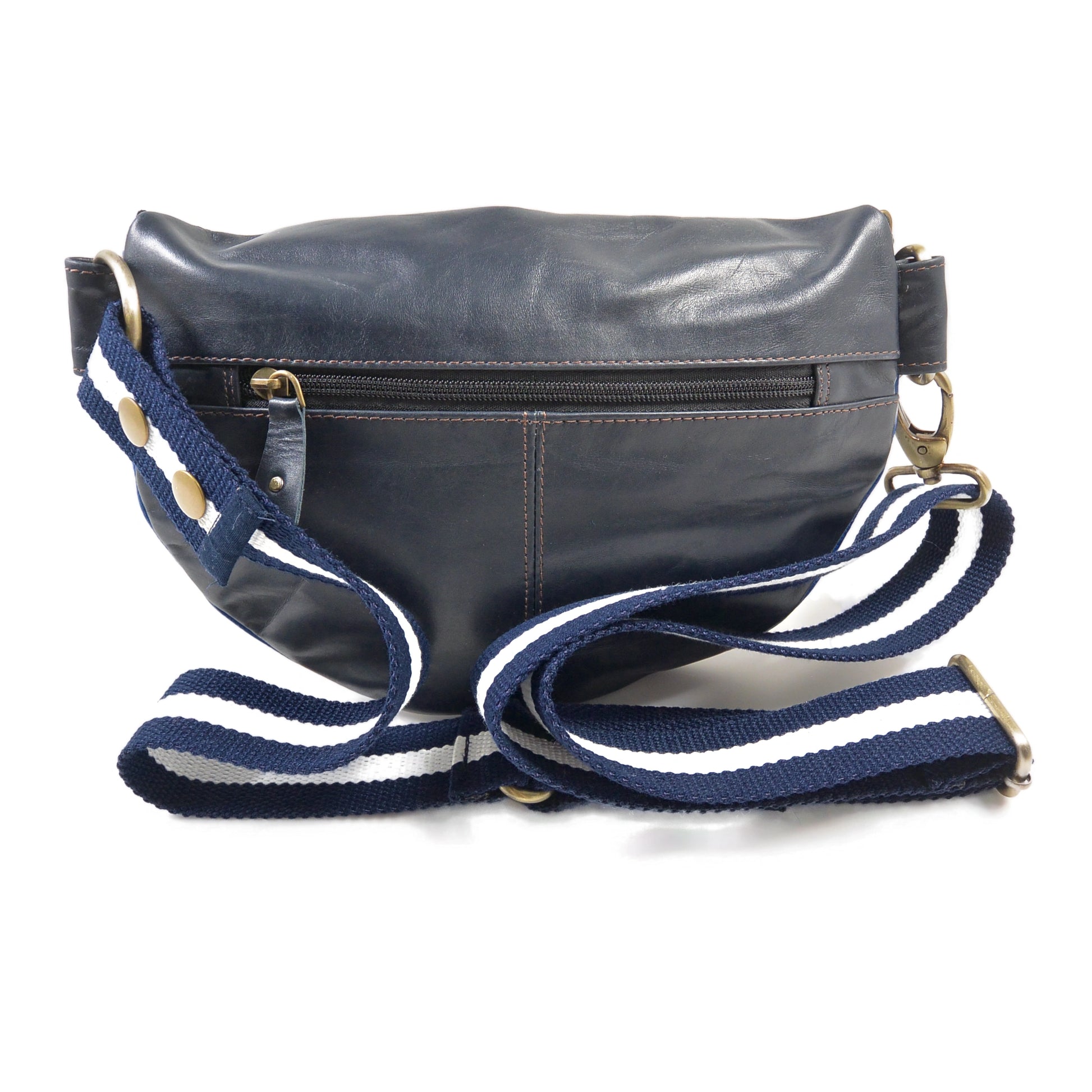 Crossbody-Bag sowie Bauchtasche aus Leder in Blau mit floraler Prägung. Auf der hinteren Seite gibt es ein Reisverschlussfach.