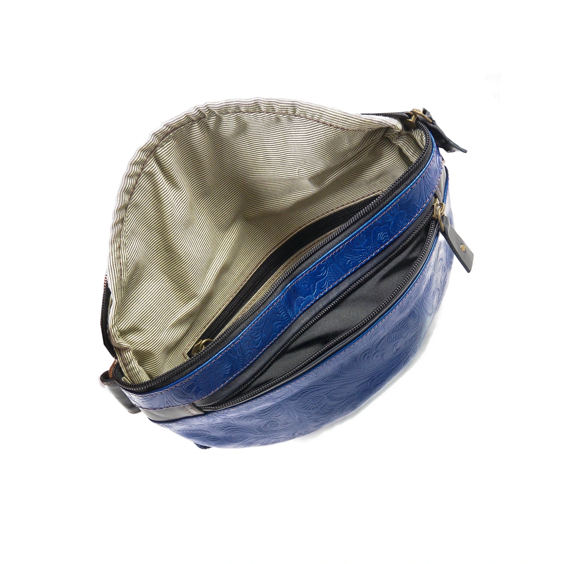 Innenansicht: Crossbody-Bag sowie Bauchtasche aus Leder in Blau mit floraler Prägung. Das Hauptfach hat ein integriertes Reißverschlussfach.