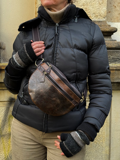 Nahaufnahme: Model mit dem Bangkok Crossbody-Bag aus Leder.