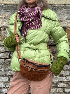 Nahaufnahme: Modelmit Bangkok-Crossbody-Bag, Bauchtasche aus Leder, Karamellfarben. Tragevariante Umhängetasche.