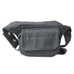 Nijens Bauchtasche Dublin aus Stoff in Grau, Frontansicht mit geschlossener Klappe und verstellbarem Hüftgurt.