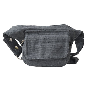 Nijens Bauchtasche Dublin aus Stoff in Grau, Frontansicht mit geschlossener Klappe und verstellbarem Hüftgurt.
