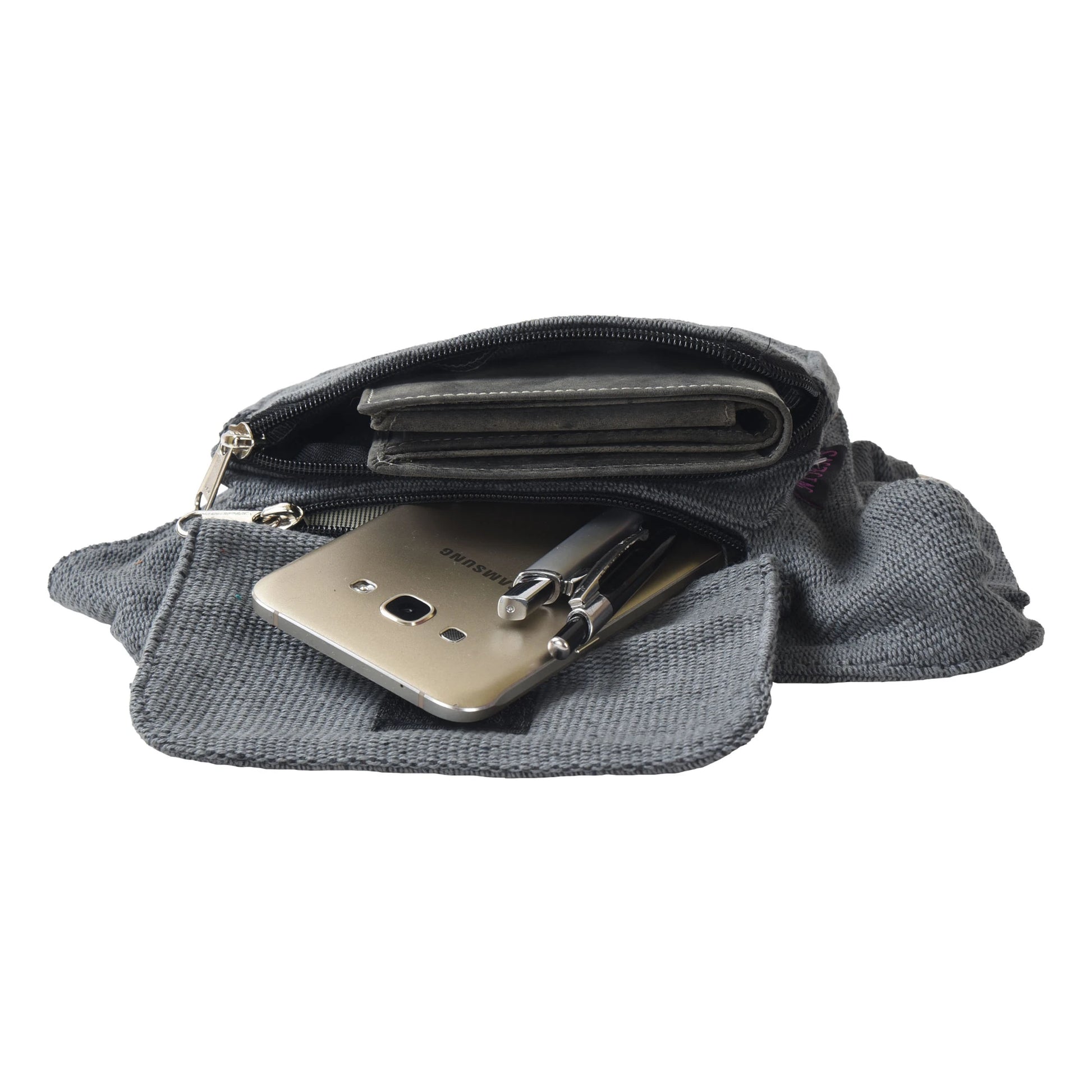 Nijens Bauchtasche Dublin in Grau, Klappe geöffnet mit Handyfach.