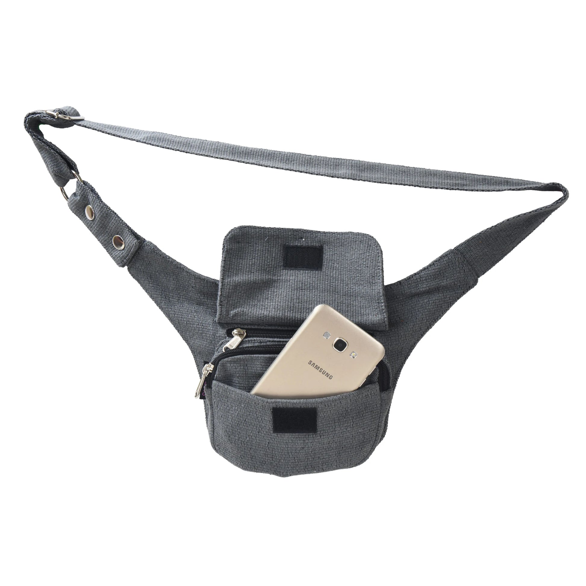 Nijens Bauchtasche Dublin in Grau, Klappe geöffnet mit Handy und sichtbarem Reißverschlussfach vorne.