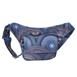 Nijens Hüfttasche Dublin in Blau mit Mandala-Muster, Frontansicht mit Reißverschlussfach und verstellbarem Gurt auf weißem Hintergrund.