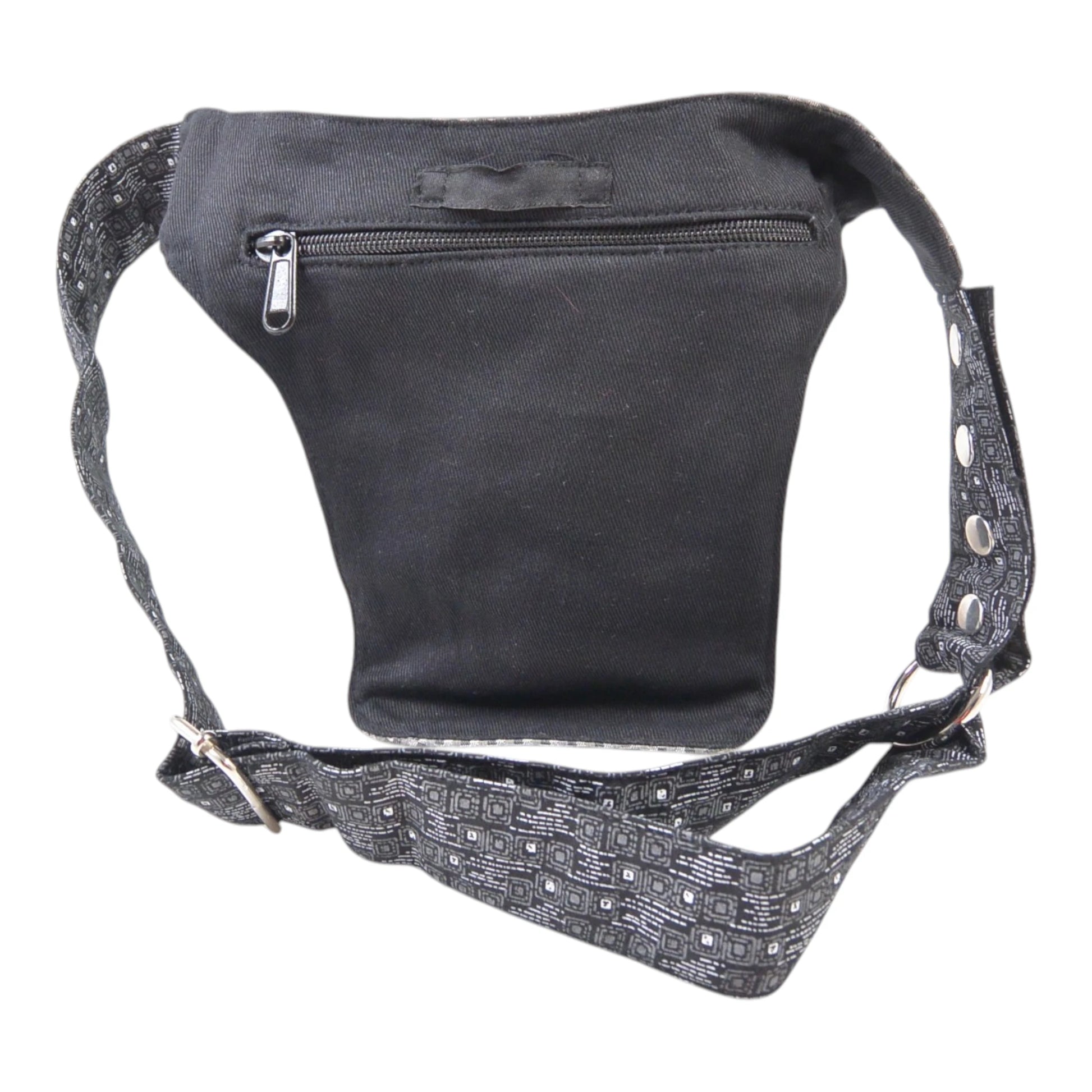 Rückseite der Gassi-Tasche schwarz-grau aus robustem Stoff mit Reißverschlussfach und verstellbarem Hüftgurt