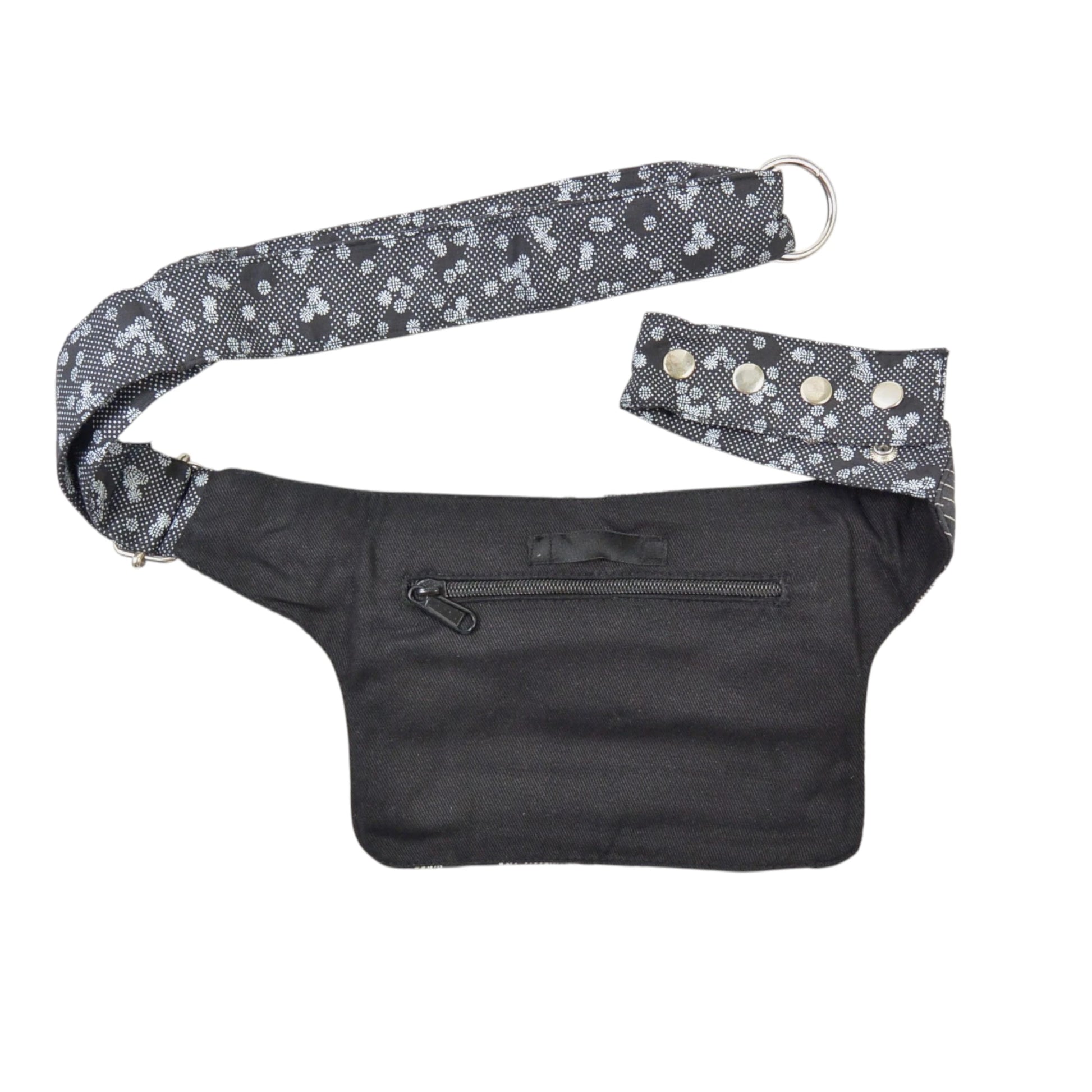 Hinteransicht: Bauchtasche aus Stoff Grau mit Muster. Kleines Reißverschlussfach hinten.