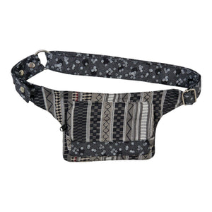 Bauchtasche aus Baumwoll-Stoff Grau mit Muster.