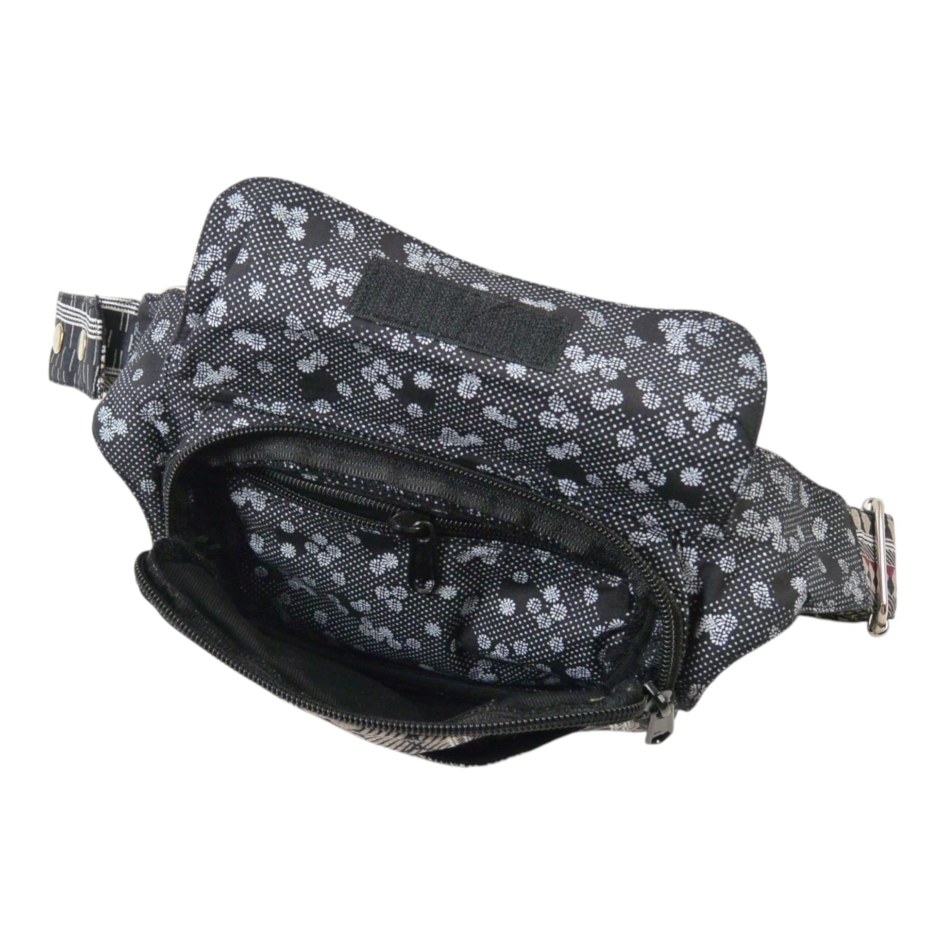 Geöffnete Bauchtasche aus Baumwoll-Stoff Grau mit Innenfutter und Reißverschlussfach