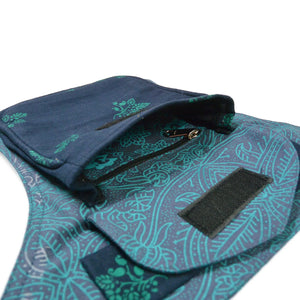 Detail der petrol Gürteltasche Madrid – Fronttasche mit Klettverschluss und verstecktem Reißverschlussfach innen