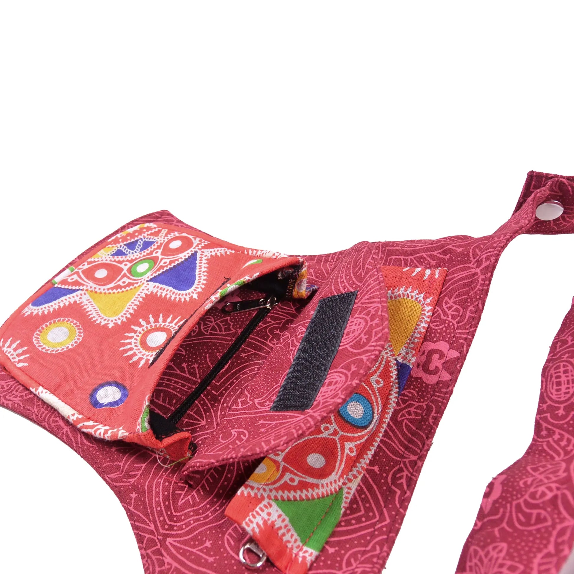 Nijens Bauchtasche aus Baumwollstoff mit Ornamenten und Mandala Motive in Rot. Bild 3