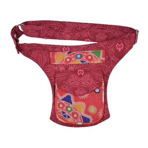 Nijens Bauchtasche aus Baumwollstoff mit Ornamenten und Mandala Motive in Rot.