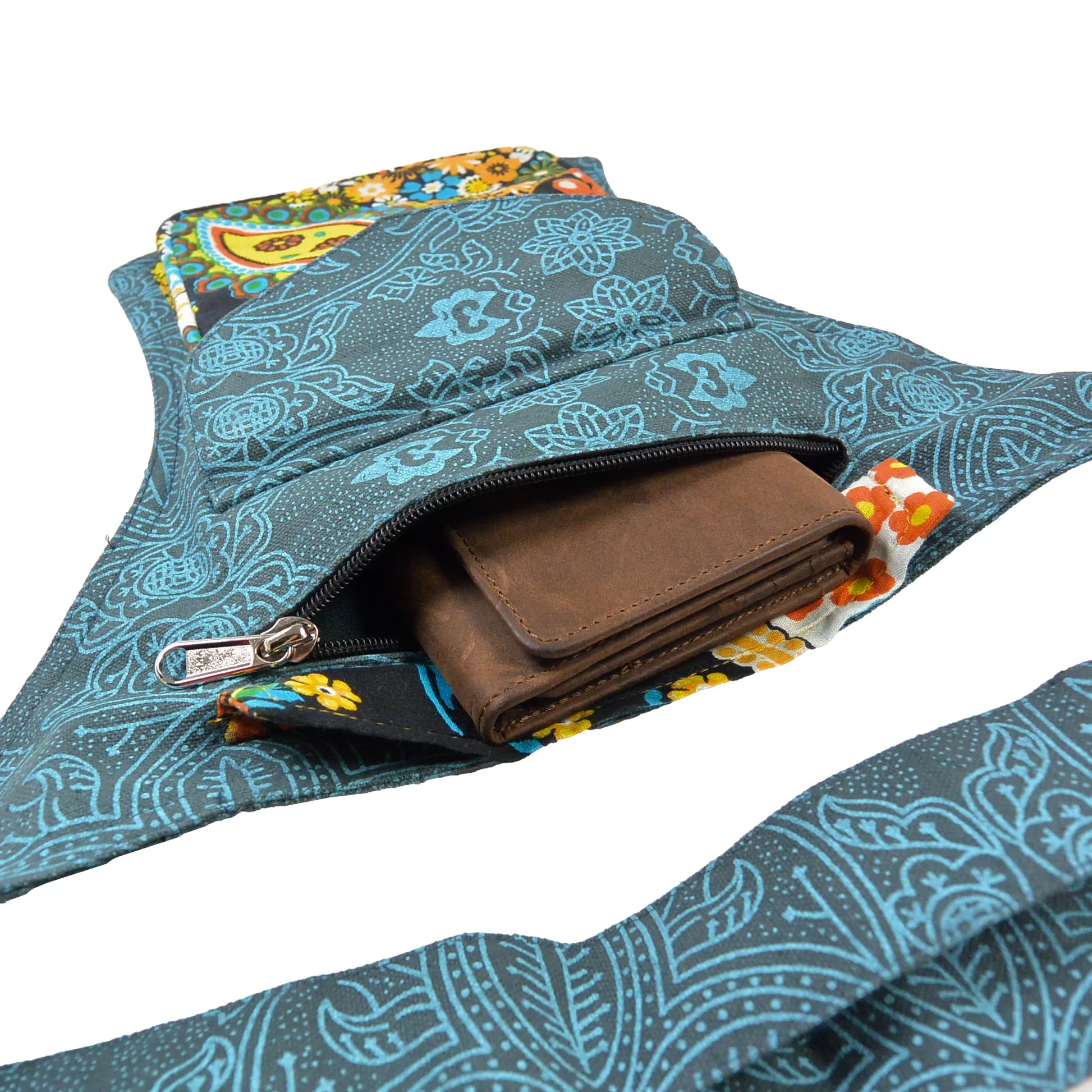 Detailansicht der Festival-Gürteltasche Madrid von Nijens – Reißverschlussfach mit Platz für Geldbörse und Wertsachen