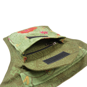 Detail der grünen Gürteltasche Madrid – Fronttasche mit Klettverschluss und verstecktem Reißverschlussfach innen