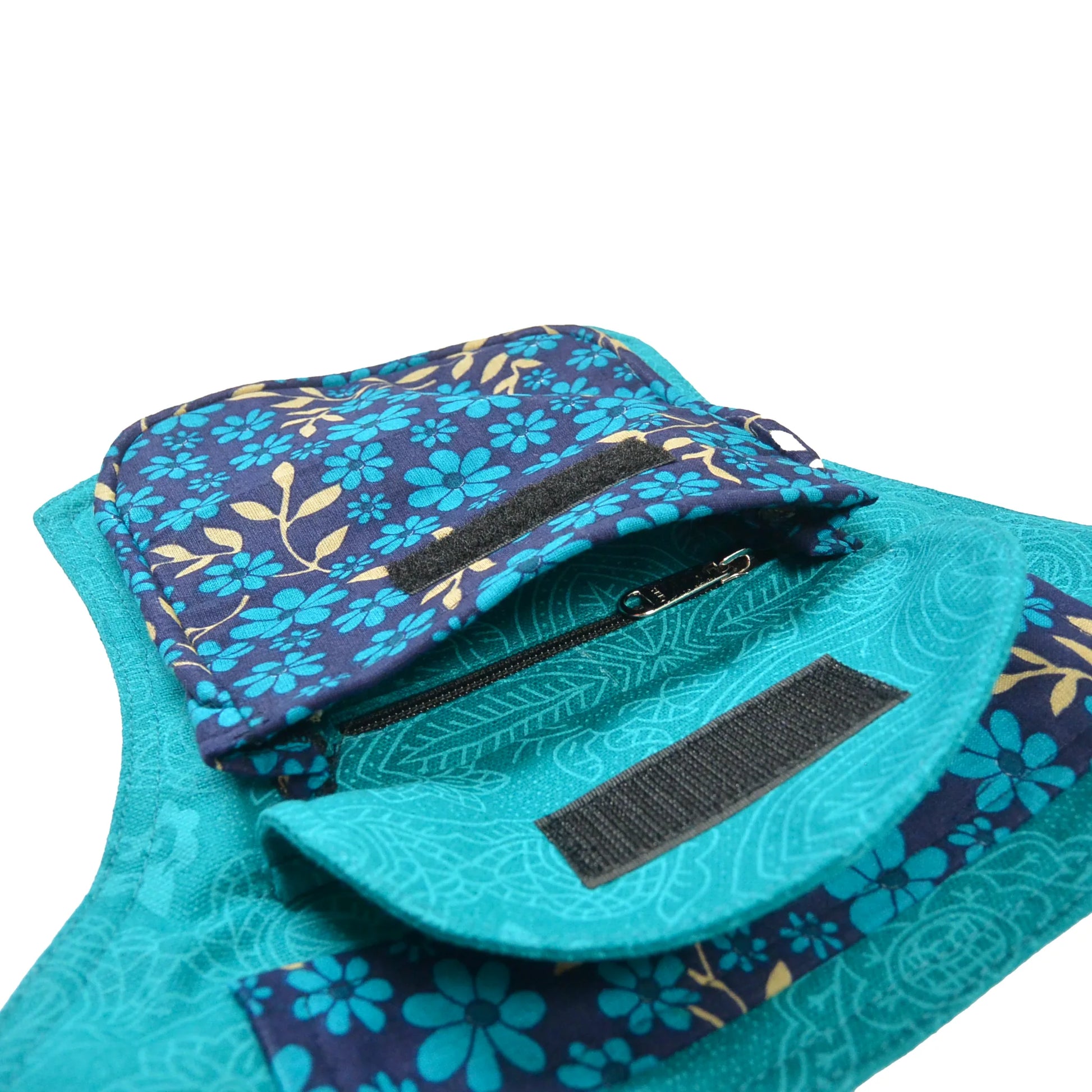 Farbenfrohe türkise Gürteltasche im Ethno-Stil – stylische Festival-Innenansicht