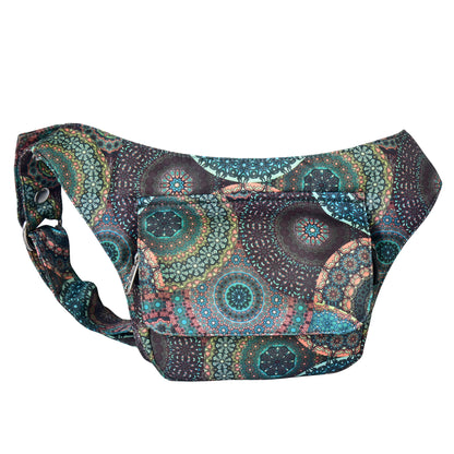 Nijens Hüfttasche Dublin in Grün mit Mandala-Print, Frontansicht mit Reißverschluss und Gurt.