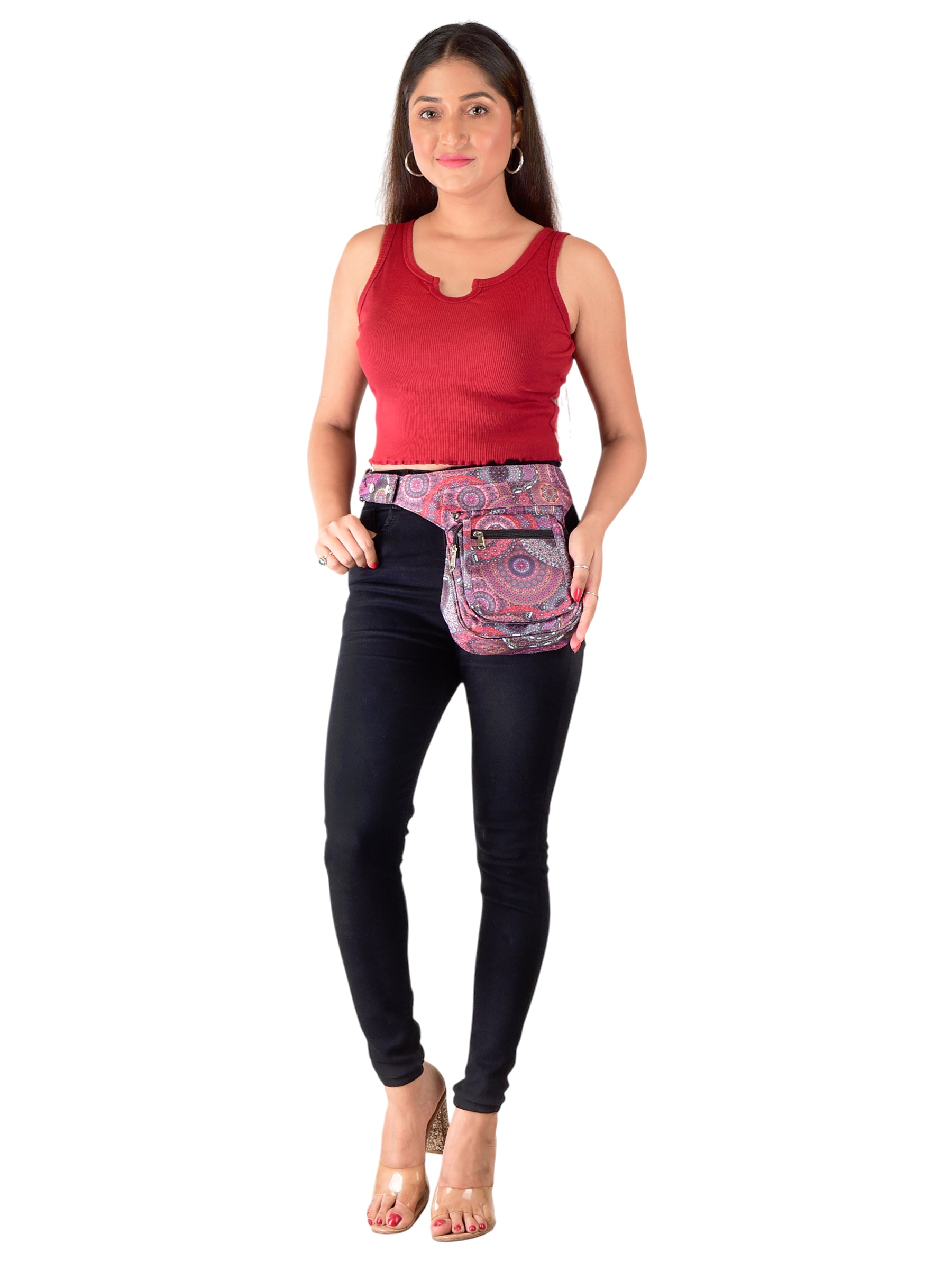Bauchtasche Paris von Nijens mit rosa-lila Mandala-Print als Hüfttasche am Model getragen