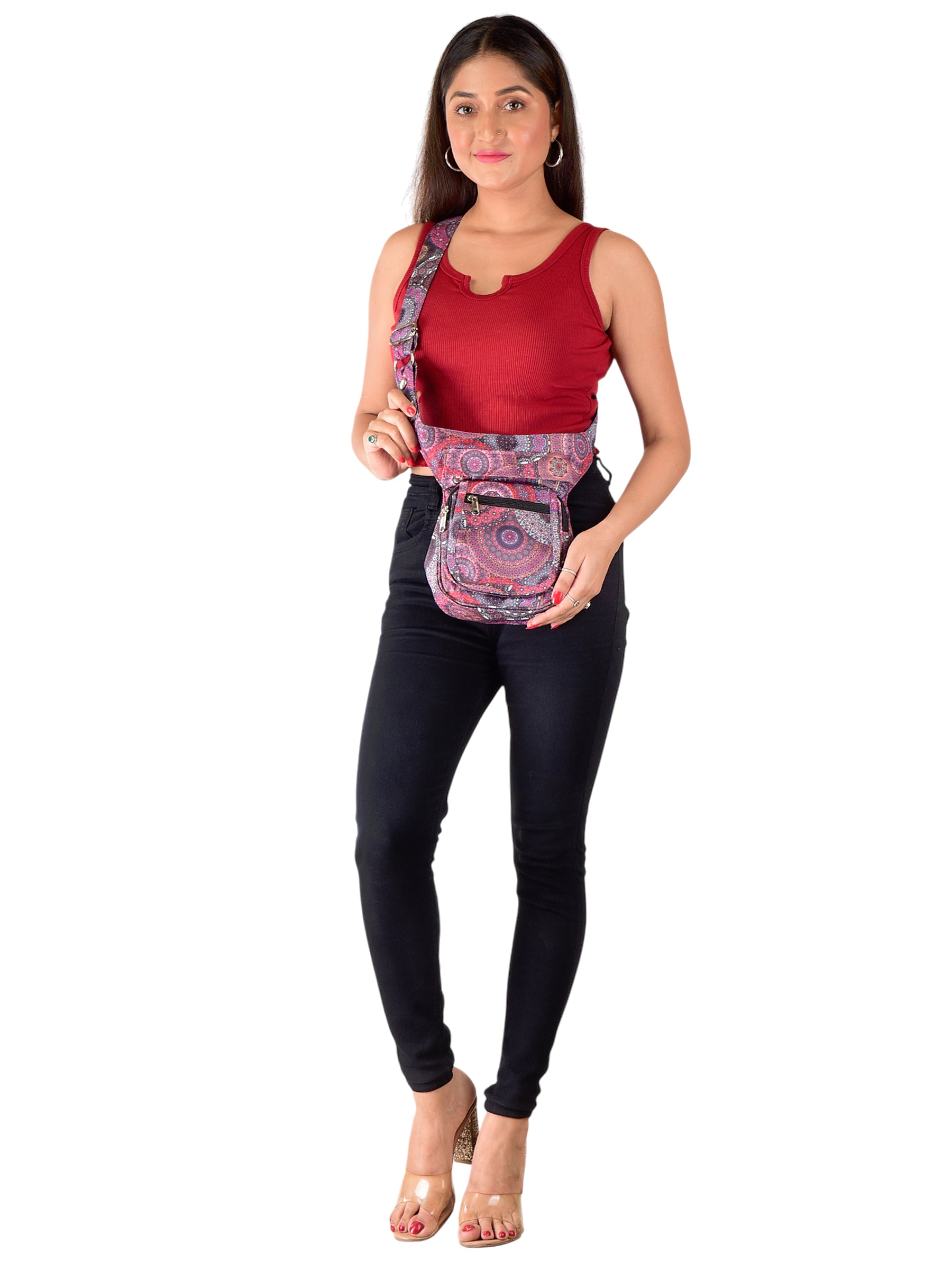 Bauchtasche Paris von Nijens mit rosa-lila Mandala-Print als Crossbody-Tasche am Model getragen