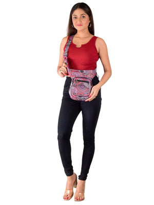 Bauchtasche Paris von Nijens mit rosa-lila Mandala-Print als Crossbody-Tasche am Model getragen