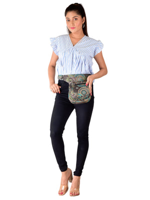 Bauchtasche Paris von Nijens mit grünem Mandala-Print als Hüfttasche am Model getragen